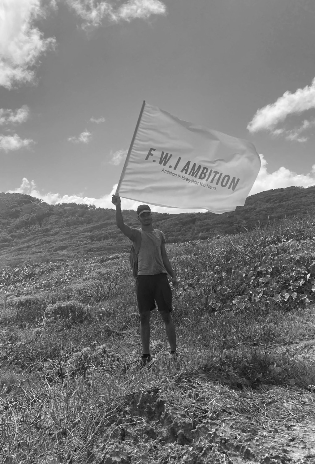 Drapeau FWI Ambition brandi en plein air